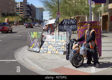 Phoenix, Arizona, USA. 8. Februar 2016. Ein Demonstrant Farbtöne selbst von der Sonne bei ungewöhnlich warmen Wetter. Höhen werden für die ganze Woche in der Mitte der 80er Jahre (28 ° C) erwartet. Bildnachweis: Jennifer Mack/Alamy Live-Nachrichten Stockfoto