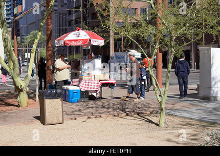 Phoenix, Arizona, USA. 8. Februar 2016. Ein Hot Dog Verkäufer verkaufen Mittag- und kalte Getränke bei ungewöhnlich warmen Wetter. Höhen werden für die ganze Woche in der Mitte der 80er Jahre (28 ° C) erwartet. Bildnachweis: Jennifer Mack/Alamy Live-Nachrichten Stockfoto