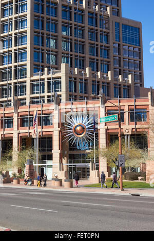 Phoenix, Arizona, USA. 8. Februar 2016. Fußgänger vor Phoenix City Hall zu Fuß genießen Sie die Sonne bei ungewöhnlich warmen Wetter. Höhen werden für die ganze Woche in der Mitte der 80er Jahre (28 ° C) erwartet. Bildnachweis: Jennifer Mack/Alamy Live-Nachrichten Stockfoto