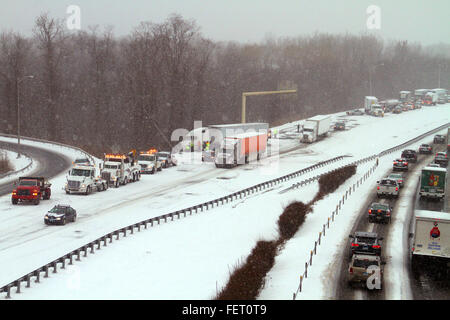 North Haven, CT, USA. 8. Februar 2016. North Haven, Connecticut - 2 8 2016 - jack-knifed Sattelschlepper auf Interstate 91 Southbound heute Nachmittag beendet schließen die Autobahn zwischen 10 und 12. Ein Wintersturm wreaked Chaos auf den Straßen, wodurch Autobahn Verschlüsse und Unfälle, darunter einen Charter-Bus, der umgestürzt auf i-95 in Madison, Connecticut. Der Bus fuhr durch einen Schneesturm zu einem Casino. Mehr als 30 Menschen wurden verletzt. Stan Godlewski/ZUMA Draht Credit: Stan Godlewski/ZUMA Draht/Alamy Live-Nachrichten Stockfoto