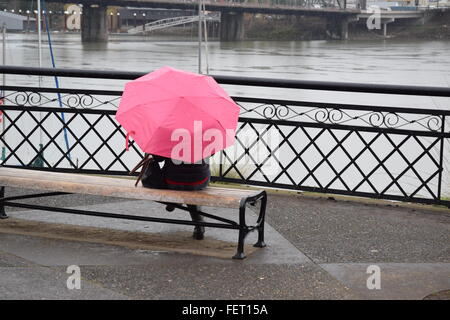 Frau mit rosa Regenschirm. Stockfoto