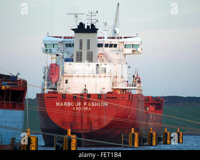 Die Harbour Fashion, ein Schiff, das unter der IMO 9473080 registriert ist, liegt 2011 im Amsterdamer Hafen an. Das Schiff repräsentiert modernes maritimes Design und seinen Betrieb, wobei seine kommerziellen Aktivitäten für den weltweiten Seeverkehr im Hafen von zentraler Bedeutung sind. Stockfoto