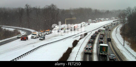 North Haven, CT, USA. 8. Februar 2016. North Haven, Connecticut - 2 8 2016 - jack-knifed Sattelschlepper auf Interstate 91 Southbound heute Nachmittag beendet schließen die Autobahn zwischen 10 und 12. Ein Wintersturm wreaked Chaos auf den Straßen, wodurch Autobahn Verschlüsse und Unfälle, darunter einen Charter-Bus, der umgestürzt auf i-95 in Madison, Connecticut. Der Bus fuhr durch einen Schneesturm zu einem Casino. Mehr als 30 Menschen wurden verletzt. Stan Godlewski/ZUMA Draht Credit: Stan Godlewski/ZUMA Draht/Alamy Live-Nachrichten Stockfoto