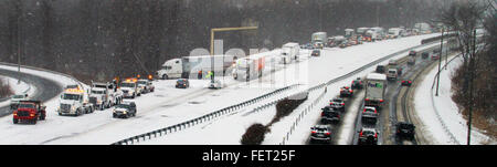 North Haven, CT, USA. 8. Februar 2016. North Haven, Connecticut - 2 8 2016 - jack-knifed Sattelschlepper auf Interstate 91 Southbound heute Nachmittag beendet schließen die Autobahn zwischen 10 und 12. Ein Wintersturm wreaked Chaos auf den Straßen, wodurch Autobahn Verschlüsse und Unfälle, darunter einen Charter-Bus, der umgestürzt auf i-95 in Madison, Connecticut. Der Bus fuhr durch einen Schneesturm zu einem Casino. Mehr als 30 Menschen wurden verletzt. Stan Godlewski/ZUMA Draht Credit: Stan Godlewski/ZUMA Draht/Alamy Live-Nachrichten Stockfoto