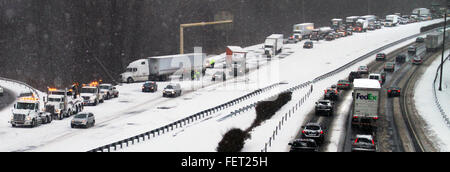 North Haven, CT, USA. 8. Februar 2016. North Haven, Connecticut - 2 8 2016 - jack-knifed Sattelschlepper auf Interstate 91 Southbound heute Nachmittag beendet schließen die Autobahn zwischen 10 und 12. Ein Wintersturm wreaked Chaos auf den Straßen, wodurch Autobahn Verschlüsse und Unfälle, darunter einen Charter-Bus, der umgestürzt auf i-95 in Madison, Connecticut. Der Bus fuhr durch einen Schneesturm zu einem Casino. Mehr als 30 Menschen wurden verletzt. Stan Godlewski/ZUMA Draht Credit: Stan Godlewski/ZUMA Draht/Alamy Live-Nachrichten Stockfoto