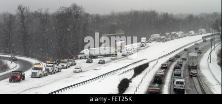 North Haven, CT, USA. 8. Februar 2016. North Haven, Connecticut - 2 8 2016 - jack-knifed Sattelschlepper auf Interstate 91 Southbound heute Nachmittag beendet schließen die Autobahn zwischen 10 und 12. Ein Wintersturm wreaked Chaos auf den Straßen, wodurch Autobahn Verschlüsse und Unfälle, darunter einen Charter-Bus, der umgestürzt auf i-95 in Madison, Connecticut. Der Bus fuhr durch einen Schneesturm zu einem Casino. Mehr als 30 Menschen wurden verletzt. Stan Godlewski/ZUMA Draht Credit: Stan Godlewski/ZUMA Draht/Alamy Live-Nachrichten Stockfoto