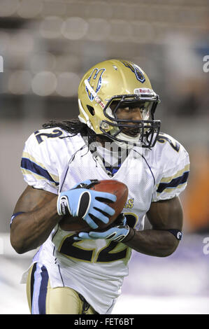 Orlando, Florida, USA. 11. November 2010. Während der kolonialen Spiel gegen Florida Tuskers in der Florida Citrus Bowl am 11. November 2010 in Orlando, Florida wieder Hartford kolonialen defensive Gerard Lawson (22). Die Tuskers gewann das Spiel 41-7. © Scott A. Miller/ZUMA Draht/Alamy Live-Nachrichten Stockfoto