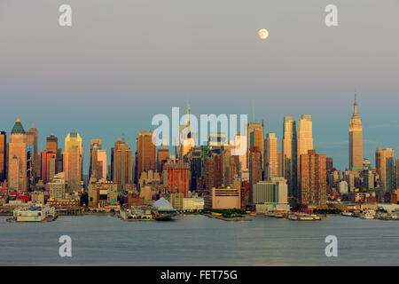 Das waxing Crescent Moon befindet sich in der Dämmerung Himmel über der Skyline von New York City am Tag vor dem Vollmond. Stockfoto