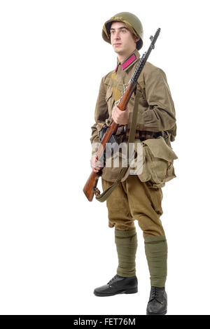 ein junger sowjetischer Soldat mit Gewehr auf dem weißen Hintergrund Stockfoto