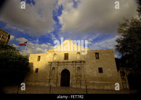 Austin, Texas, USA. 6. Sep, 2007. 6. September 2007, San Antonio, Texas; Alamo (San Antonio de Valero Mission) ist eine ehemalige Mission und Festung zusammengesetzte. Die Verbindung, die ursprünglich ein Heiligtum und die umliegenden Gebäude umfasste, wurde im 18. Jahrhundert für die Ausbildung von lokalen Indianern nach ihrer Bekehrung zum Christentum von Spanisches Reich gebaut. Nach seiner Aufgabe als Mission es wurde im 19. Jahrhundert als Festung genutzt und war der Schauplatz von mehreren militärischen Aktionen, darunter vor allem die 1836 Schlacht von Alamo, einer der entscheidenden Schlachten zwischen den fo Stockfoto