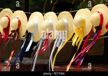 Williamsburg, Virginia, USA. 4. Juni 2007. Hüte für Verkauf hängen des Händlers Zelt im kolonialen Williamsburg.on 4. Juni 2007 in Williamsburg, Va.Scott A. Miller © Scott A. Miller/ZUMA Draht/Alamy Live News Stockfoto