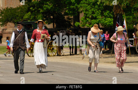 Williamsburg, Virginia, USA. 4. Juni 2007. Kostümierte Schauspieler zu Fuß entlang Seite Tourist in Colonial Williamsburg am 4. Juni 2007 in Williamsburg, Virginia © Scott A. Miller/ZUMA Draht/Alamy Live News Stockfoto