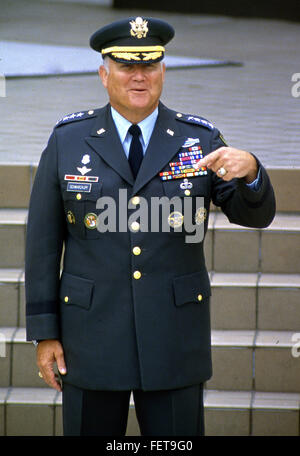 Tampa, Florida, USA. 3. Juli 2007. General H. Norman Schwarzkopf wartet auf die Ankunft der Königin Elizabeth II von England außerhalb seines Amtes MacDill Air Force Base am 12. Mai 1991 in Tampa, Florida Der General, der Kommandeur der Koalitionstruppen im Golfkrieg war, wurde vom Monarchen geadelt werden. ZUMA PRESS / Scott A. Miller © Scott A. Miller/ZUMA Draht/Alamy Live News Stockfoto