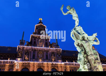 Brabo-Brunnen auf dem Grote Markt in Antwerpen Stockfoto