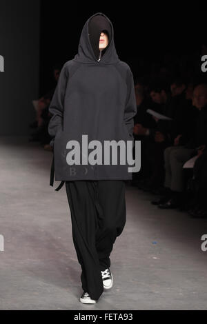 London, Vereinigtes Königreich. 8. Januar 2016. Modell geht über den Laufsteg in Rory Parnell Mooney-Herbst/Winter 16-Sammlung in das British Fashion Council Ausstellungsfläche. © Ruby Ldn/Pacific Press/Alamy Live-Nachrichten Stockfoto