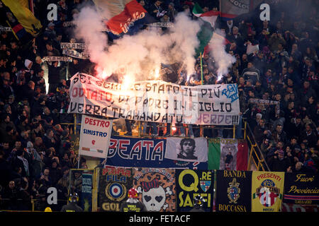 Bologna, Italien. 6. Februar 2016. Fußball Fans (Bologna): Italienische "Serie A" match zwischen Bologna 1-1 Fiorentina Stadium Renato Dall Ara in Bologna, Italien. © Maurizio Borsari/AFLO/Alamy Live-Nachrichten Stockfoto