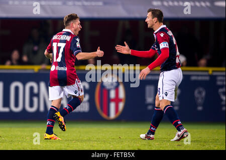 Bologna, Italien. 6. Februar 2016. (L-R) Emanuele Giaccherini, Daniele Gastaldello (Bologna) Fußball: Emanuele Giaccherini von Bologna feiert erzielte sein erste Tor Seite während des italienischen "Serie A"-Spiels zwischen Bologna 1-1 Fiorentina Stadium Renato Dall Ara in Bologna, Italien. © Maurizio Borsari/AFLO/Alamy Live-Nachrichten Stockfoto