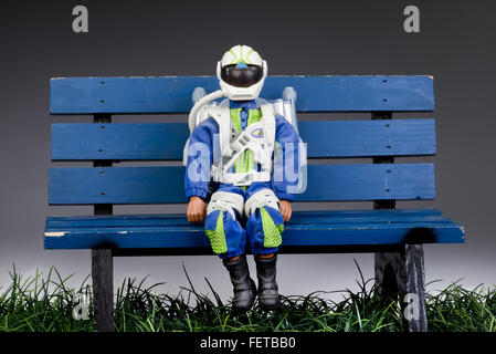 Raketenmann auf einer blauen Parkbank. Stockfoto