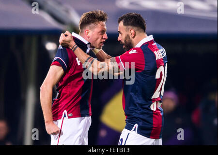 Bologna, Italien. 6. Februar 2016. (L-R) Emanuele Giaccherini, Domenico Maietta (Bologna) Fußball: Emanuele Giaccherini von Bologna feiert erzielte sein erste Tor Seite während des italienischen "Serie A"-Spiels zwischen Bologna 1-1 Fiorentina Stadium Renato Dall Ara in Bologna, Italien. © Maurizio Borsari/AFLO/Alamy Live-Nachrichten Stockfoto