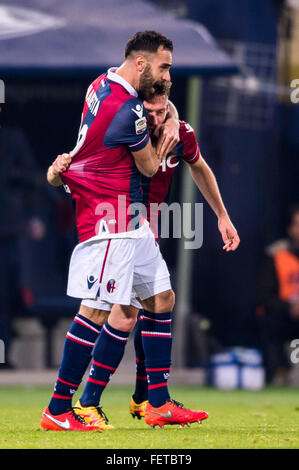 Bologna, Italien. 6. Februar 2016. (L-R) Domenico Maietta, Emanuele Giaccherini (Bologna) Fußball: Emanuele Giaccherini von Bologna feiert erzielte sein erste Tor Seite während des italienischen "Serie A"-Spiels zwischen Bologna 1-1 Fiorentina Stadium Renato Dall Ara in Bologna, Italien. © Maurizio Borsari/AFLO/Alamy Live-Nachrichten Stockfoto