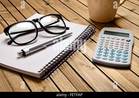 Notebook und Office-Angebot auf Tisch Stockfoto