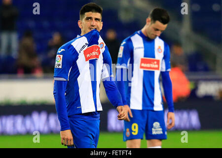 Barcelona, Spanien. 8. Februar 2016. RCD Espanyol Spanisch weiter Gerard Moreno (L) und RCD Espanyol spanischen forward Jorge Burgui (R) reagieren am Ende der spanischen ersten Liga Fußball Spiel RCD Espanyol Vs Real Sociedad in Cornella del Llobregat, Spanien, 8. Februar 2016. Real Sociedad gewann 5: 0. © Pau Barrena/Xinhua/Alamy Live-Nachrichten Stockfoto