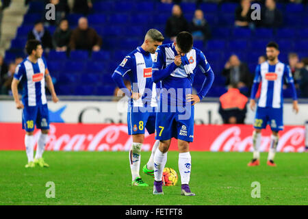 Barcelona, Spanien. 8. Februar 2016. RCD Espanyol spanischen forward Gerard Moreno (C) und Teamkollegen reagieren nach dem Ziel des brasilianischen Real Sociedad Jonathas nach vorne während der spanischen ersten Liga Fußball Spiel RCD Espanyol Vs Real Sociedad in Cornella del Llobregat, Spanien, 8. Februar 2016. Real Sociedad gewann 5: 0. © Pau Barrena/Xinhua/Alamy Live-Nachrichten Stockfoto