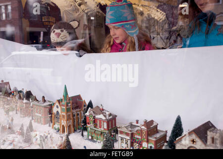 Winter-Szene in Williamstown, MA Schaufenster mit Kind im Store. Stockfoto