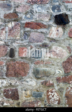 Architektonisches Detail einer Steinmauer an der Außenseite der St. Laurentius-Kirche in Vantaa, Finnland Stockfoto