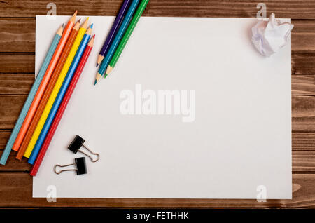 Weißes Papier mit bunten Bleistift auf Holztisch Stockfoto