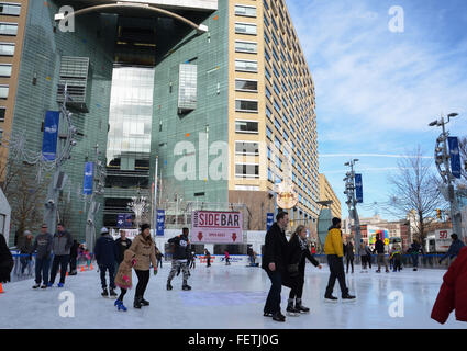 DETROIT, MI - 24 Dezember: Menschen in der Eishalle am Campus Martius Park in der Innenstadt von Detroit, MI, am 24. Dezember 2015 Skate. Stockfoto