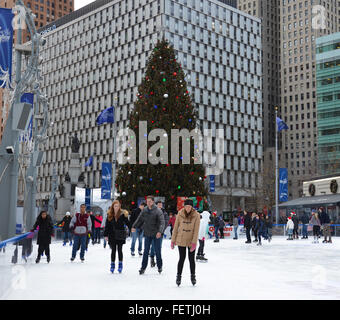 DETROIT, MI - 24 Dezember: Menschen in der Eishalle am Campus Martius Park in der Innenstadt von Detroit, MI, am 24. Dezember 2015 Skate. Stockfoto