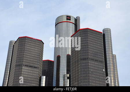 DETROIT, MI - 24 Dezember: The Renaissance Center in Detroit, MI, jetzt genannt den GMRENCEN 24. Dezember 2015 erscheint hier. Es ho Stockfoto