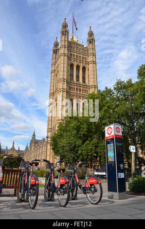 LONDON - AUGUST 6: Die Fahrräder an dieser Verleihstation in der Nähe von Londons Parlament auf 6. August 2015 gezeigt. Stockfoto