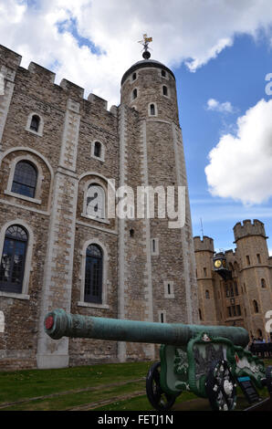 LONDON - AUGUST 6: Eine Kanone Wächter des Tower of London am 6. August 2015. Stockfoto