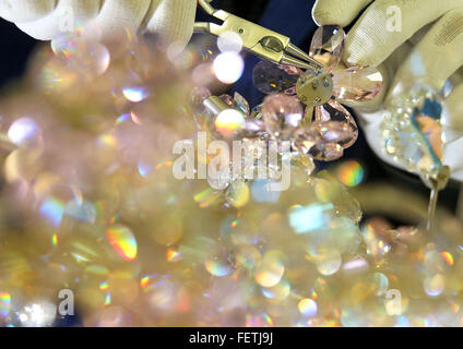 Wurzen, Deutschland. 3. Februar 2016. Kronleuchter in der Licht-Manufaktur in Wurzen, Deutschland, 3. Februar 2016. Seit 2006 arbeitet die Manufaktur mit dem österreichischen Chrystal Glas Hersteller Swarovski. Im Vorjahr musste das Unternehmen im Jahre 1862 gefunden Insolvenz. Das Unternehmen versucht nun, mit weniger Mitarbeitern und ein neues Konzept, wieder erfolgreich zu werden. Foto: Jan Woitas/Dpa/Alamy Live News Stockfoto