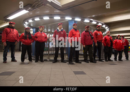 New York, USA. 8. Februar 2016. Curtis Sliwa, Gründer der Schutzengel, Patrouillen der New Yorker u-Bahn nach einer Flut von heftigen Hieb. Bildnachweis: Louise Wateridge/Pacific Press/Alamy Live-Nachrichten Stockfoto