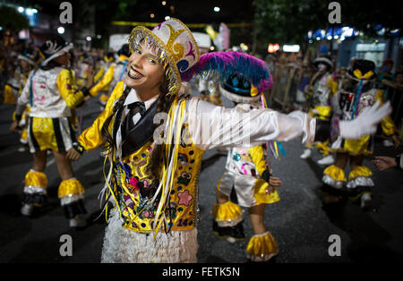 Buenos Aires, Argentinien. 8. Februar 2016. Mitglieder einer Truppe nehmen Teil in den Feiern des Karnevals 2016 in der Stadt Buenos Aires, Argentinien, am 8. Februar 2016. Bildnachweis: Martin Zabala/Xinhua/Alamy Live-Nachrichten Stockfoto
