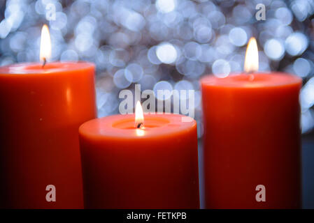 drei große aromatische Candle-Light Up infront von schönen Bokeh Hintergrund, Valentinstag Stockfoto