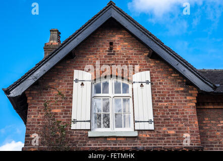 Aus rotem Backstein viktorianischen Haus mit Fensterläden aus Holz. Stockfoto