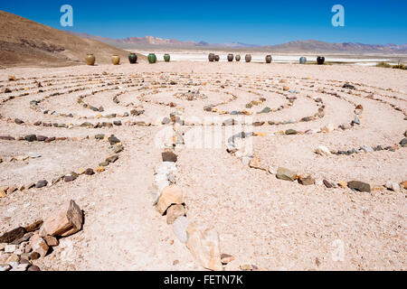 Yaga Labyrinth, mit Blick auf die kleine Wüstenstadt Tecopa, Kalifornien und Umgebung: Stockfoto