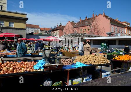 Freiem Himmel frische Gemüse und Obst Straßenmarkt Basar mit Kunden Zagreb Kroatien Stockfoto