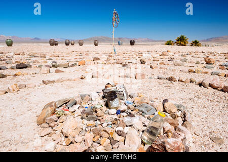 Yaga Labyrinth, mit Blick auf die kleine Wüstenstadt Tecopa, Kalifornien und Umgebung: Stockfoto