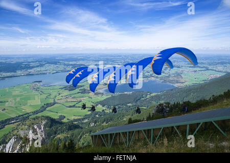 Füssen, Deutschland - 11. September 2010: Blue Gleitschirm Start vom Tegelberg über den Foggensee Stockfoto