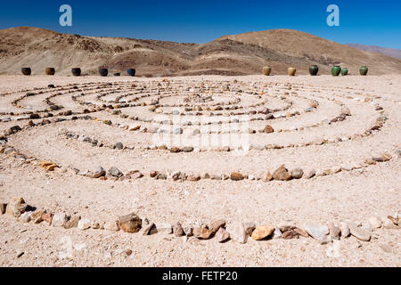 Yaga Labyrinth, mit Blick auf die kleine Wüstenstadt Tecopa, Kalifornien und Umgebung: Stockfoto