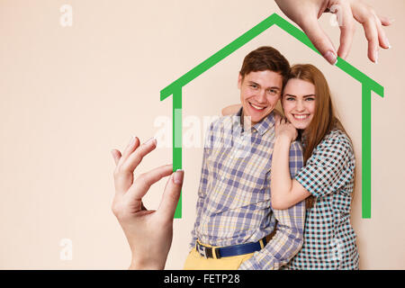 Grünes Haus-Form mit jungen Familie innen Stockfoto