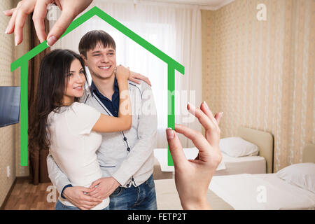 Grünes Haus-Form mit jungen Familie innen Stockfoto