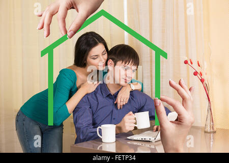 Grünes Haus-Form mit jungen Familie innen Stockfoto