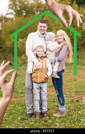 Große Hand geben Sie Schlüssel für junge Familie Stockfoto