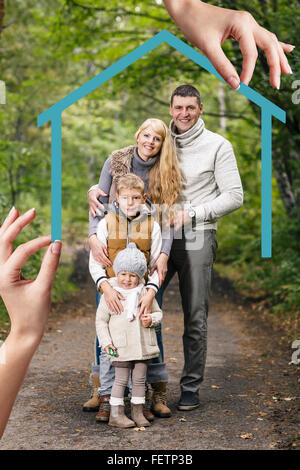 Große Hand geben Sie Schlüssel für junge Familie Stockfoto